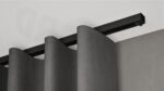 Gardinenschiene 450 schwarz mit Vorhang