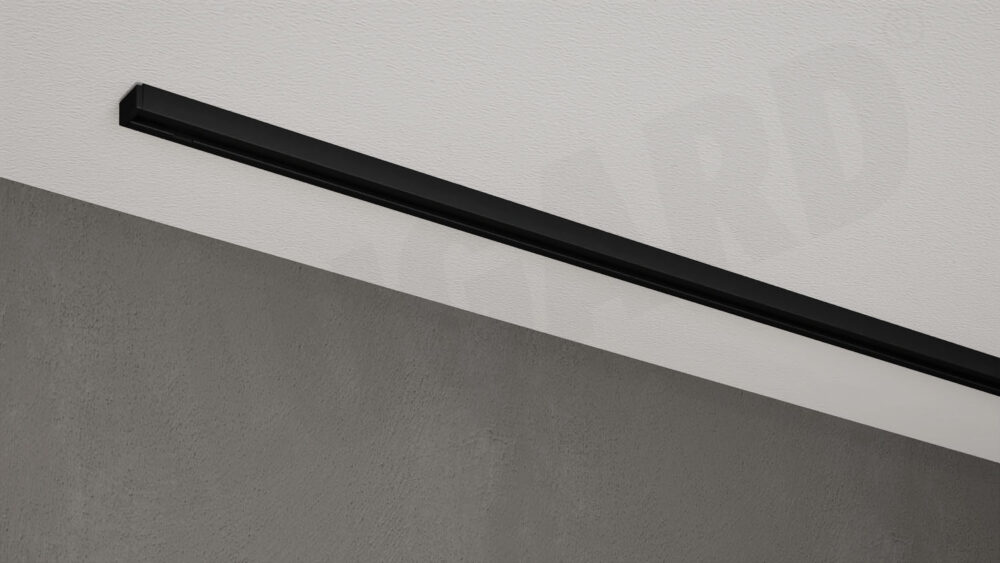 Schwarze 1-läufige Gardinenschiene Modell 850 ohne Vorhang, an weißer Decke montiert, mit verdeckter Schnellspannbefestigung.