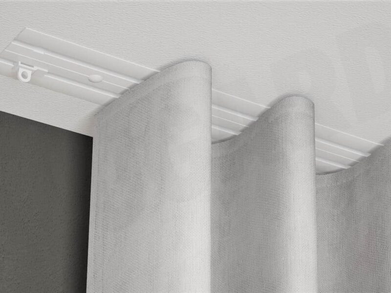 2-läufige weiße Unterputz-Gardinenschiene Modell 580, flächenbündig in die Decke integriert, mit doppellagigem Vorhang in sanftem Faltenwurf.