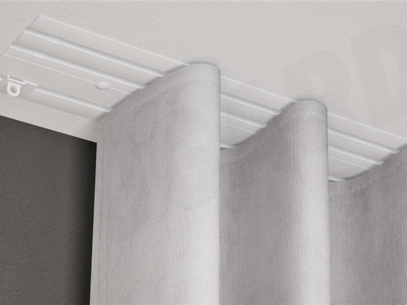 Weiße 3-läufige Unterputz-Gardinenschiene Modell 581 mit mehrlagigem Vorhangsystem, flächenbündig in die Decke integriert.