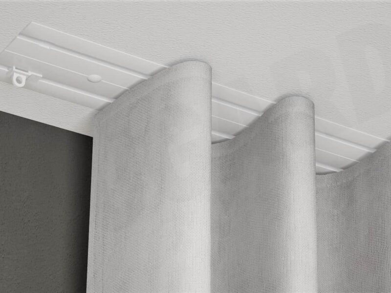 2-läufige Unterputz-Gardinenschiene Modell 583 mit flächenbündiger Deckenmontage und doppellagigem Vorhang in sanftem Faltenwurf.