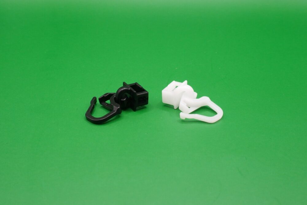 Gardinengleiter Clic mit kurzem Haken 6 mm Zwei Gardinengleiter Clic mit kurzem 6 mm Haken in Schwarz und Weiß, nebeneinander liegend