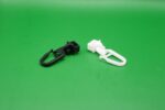 Zwei Gardinengleiter Clic 6 mm mit langem Haken in Schwarz und Weiß, nebeneinander liegend