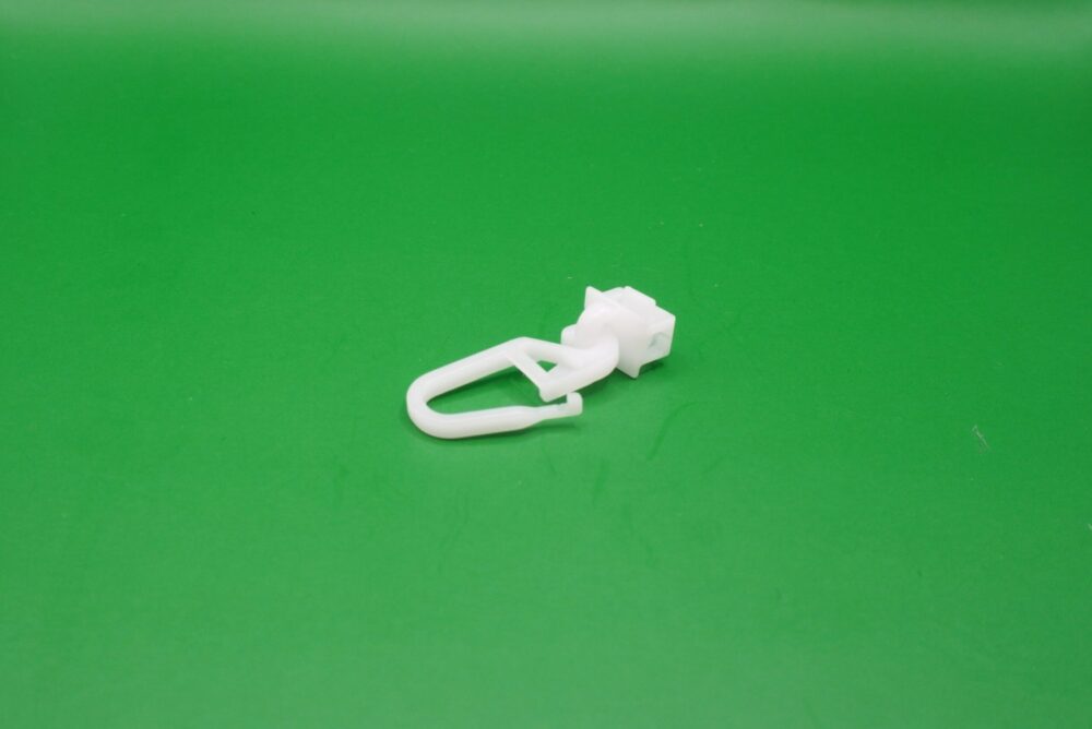 Weißer Gardinengleiter 6 mm Clic mit langem Haken, liegend dargestellt