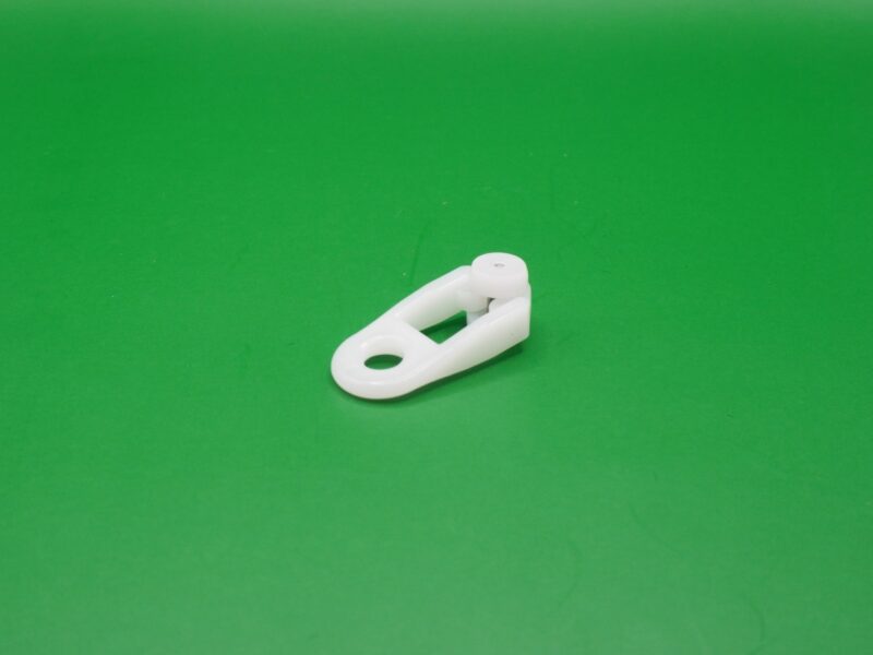 Gardinenroller mit Stahlachse, weißer Kunststoff, auf grünem Hintergrund