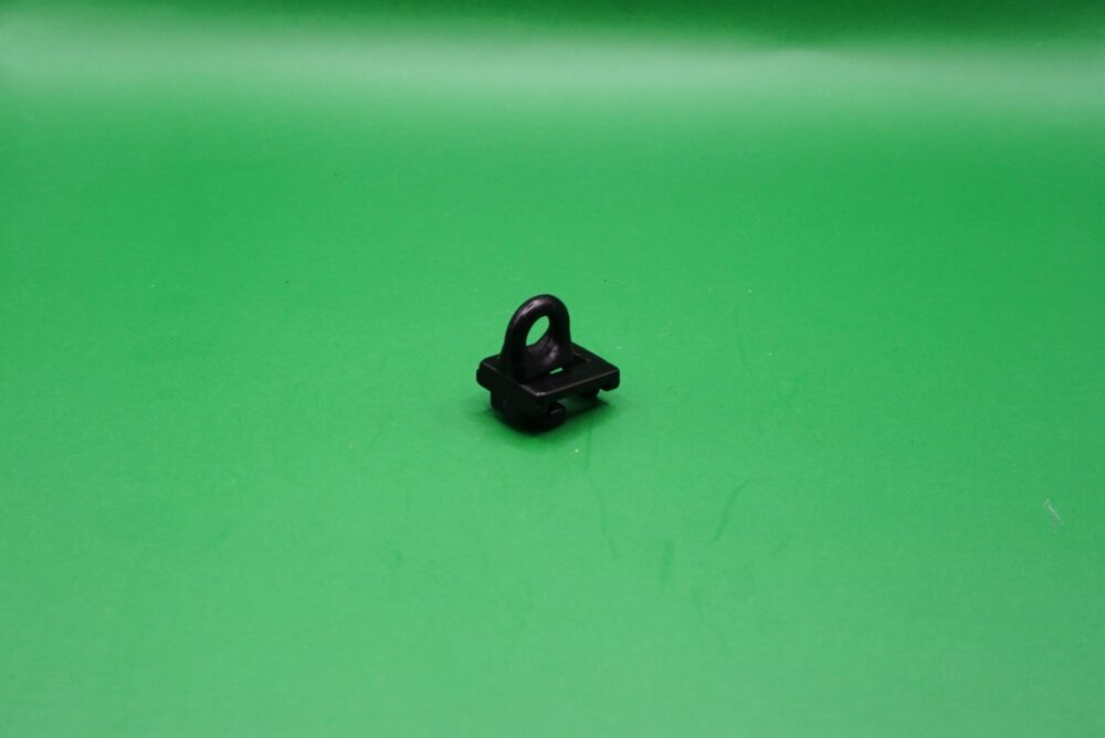 Schwarzer Zwischenfeststeller für Gardinenschienen mit 6 mm Lauf auf grünem Hintergrund.