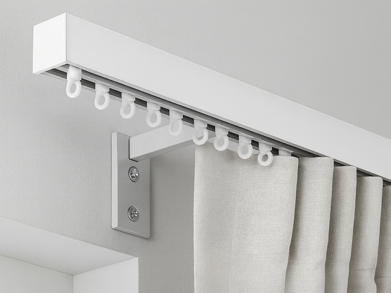 Maßgefertigte Gardinenschiene für Vorhänge mit montierten Gleitern, minimalistische Fensterlösung