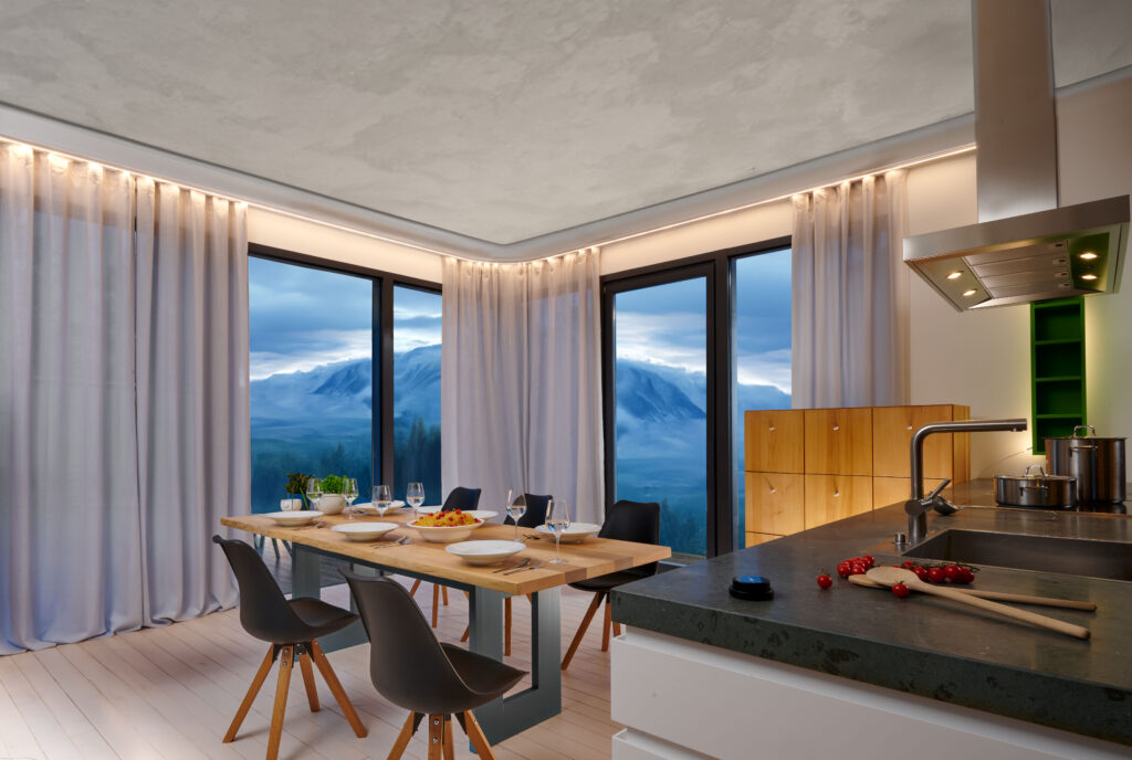 Modernes Esszimmer mit LED-Gardinenschienen, bodenlangen Vorhängen und Panoramafenstern mit Bergblick.