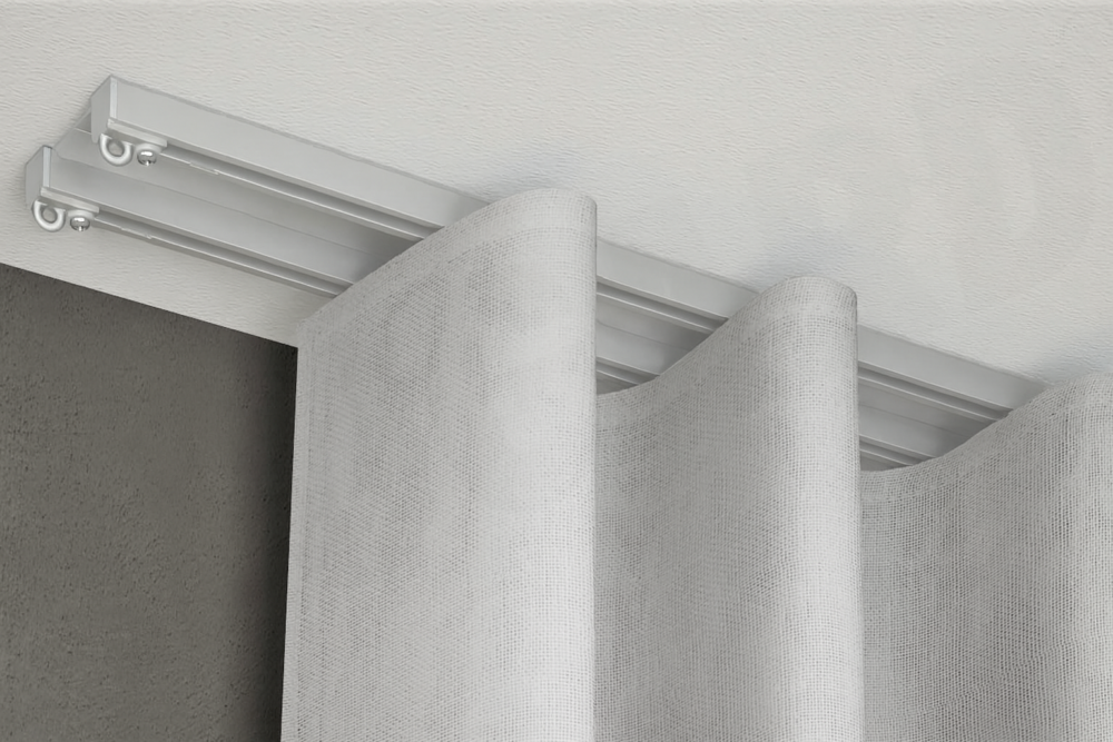 Doppelläufige Deckenschiene aus matt-eloxiertem Aluminium mit Wellenvorhang, klare Linienführung, dezente Oberfläche, moderne Innenraumansicht.