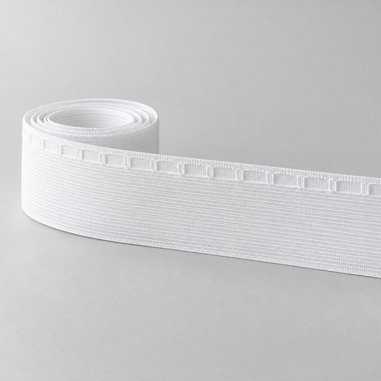 alugard-laola-wellenband-75-mm Illustration eines weißen LaOla-Wellenbands mit Schlaufen an der Längskante